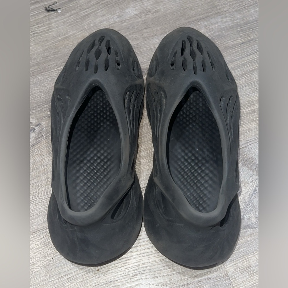 Black Yeezy Foam Runner “Onyx”